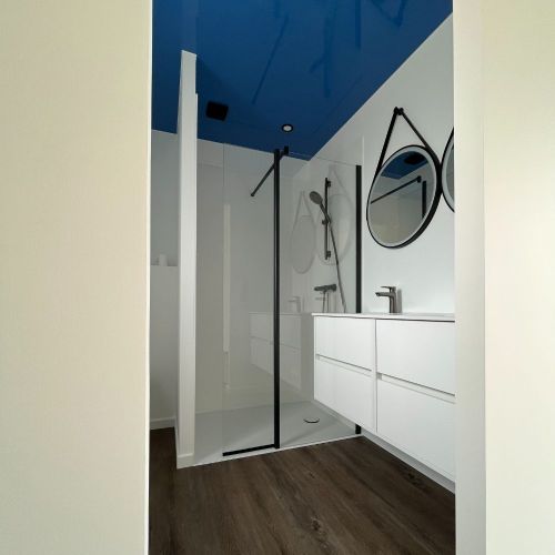Toiles unies - coloris laqué Bleu Gauloise - salle de bains - avec spots étanches